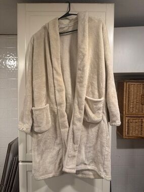 Summer & rose Cozy Cream Plush hooded Robe with Pockets size XS-medium 3:21